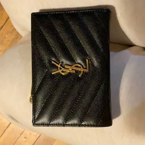 YSL (Saint Laurent) CASSANDRE MATELASSÉ FRAGMENTS ZIPPED BI-FOLD WALLET IN GRAIN